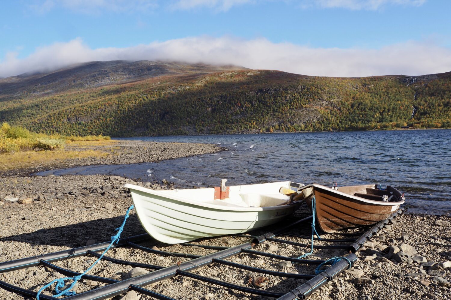 Švédsko Kungsleden královská cesta jezero lodě